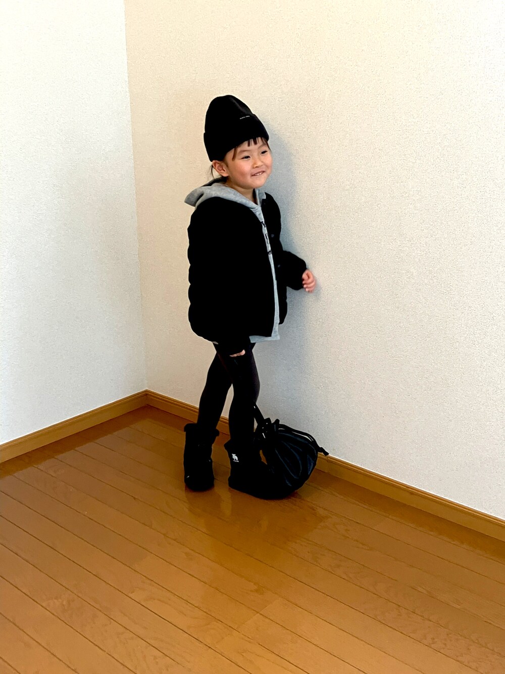 ブラック系のトートバッグ、グレー系のパーカーを着用したキッズの冬コーディネートの4枚目の写真