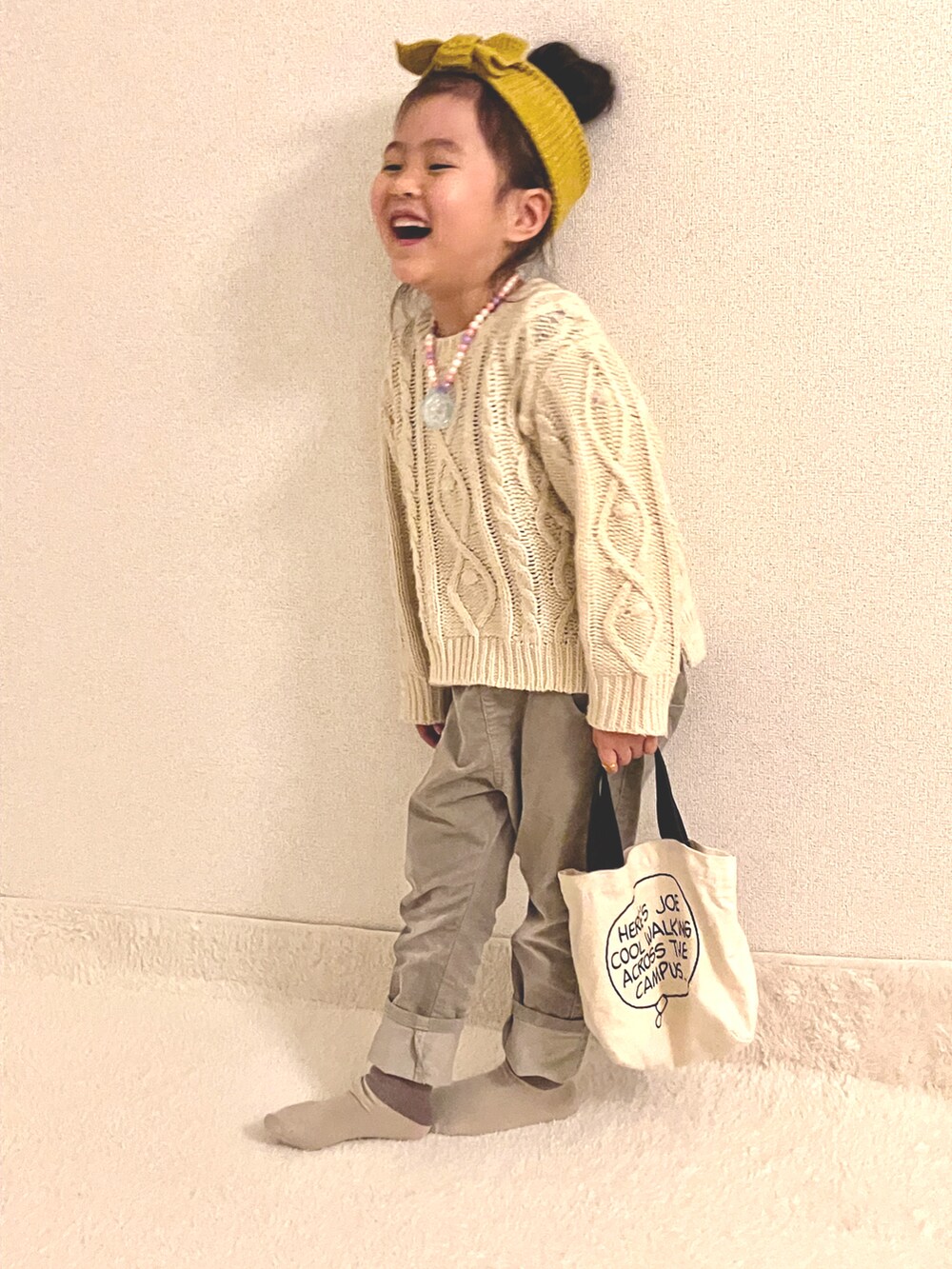 「マフラー、コーデュロイパンツ、白セーター、ヘアバンド、4歳、100cm、キッズコーデ、冬コーデ、いいね、save、フォローお願いします🤑、お休みコーデ」｜「A BATHING APEのBAPECHECK STOLE（ストール/ショール、イエロー系）」を使った、miipuuさん（キッズ・100cm）の冬コーディネートの2枚目の写真