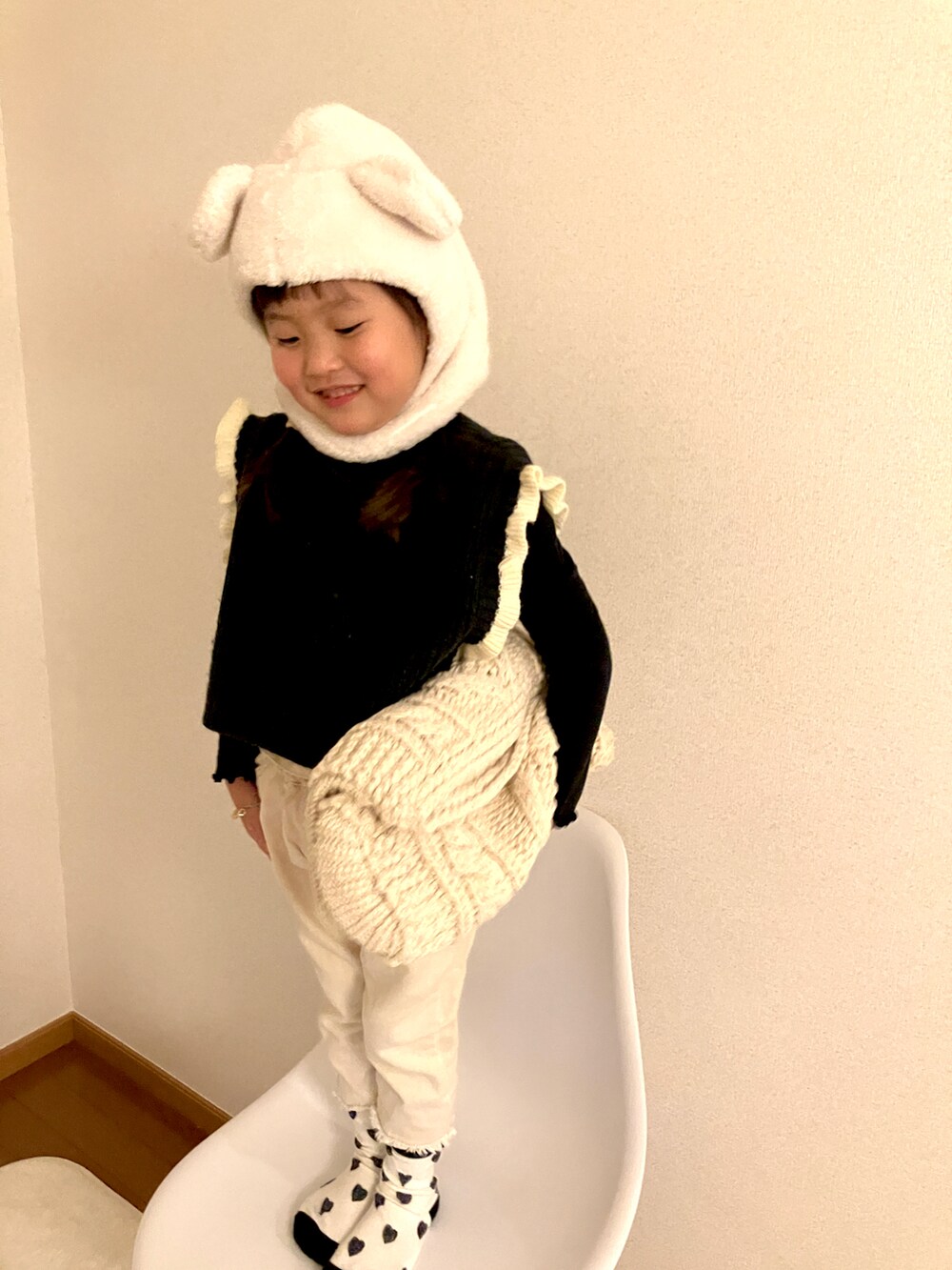 「キッズコーデ、モノトーン、100cm、くまさん、冬コーデ、女の子コーデ、プチプラコーデ、プチプラ、ベスト、4歳」｜「BREEZEのアイテム（ベスト、ブラック系）」を使った、miipuuさん（キッズ・100cm）の冬コーディネートの3枚目の写真
