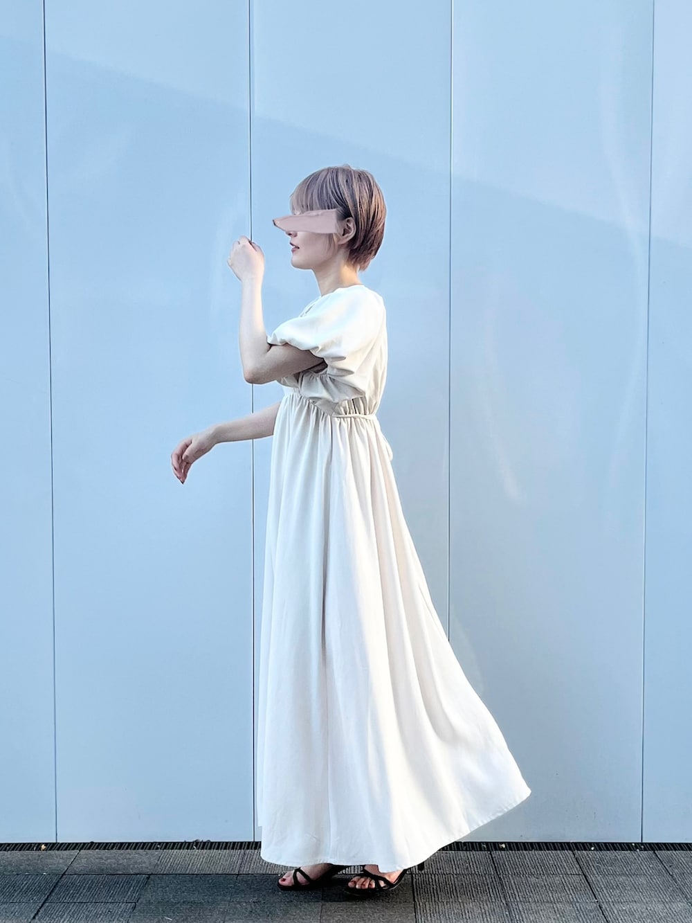 「夏コーデ、ワンピース、白ワンピース、ショートヘア、バルーンスリーブ、ホワイト、ホワイトコーデ、黒サンダル、夏、ワンピーススタイル、ハイトーンカラー、低身長、骨格ウェーブ」｜「Ogue.のアイテム（ワンピース、ホワイト系）」を使った、みはねさん（レディース・154cm）の夏コーディネートの2枚目の写真