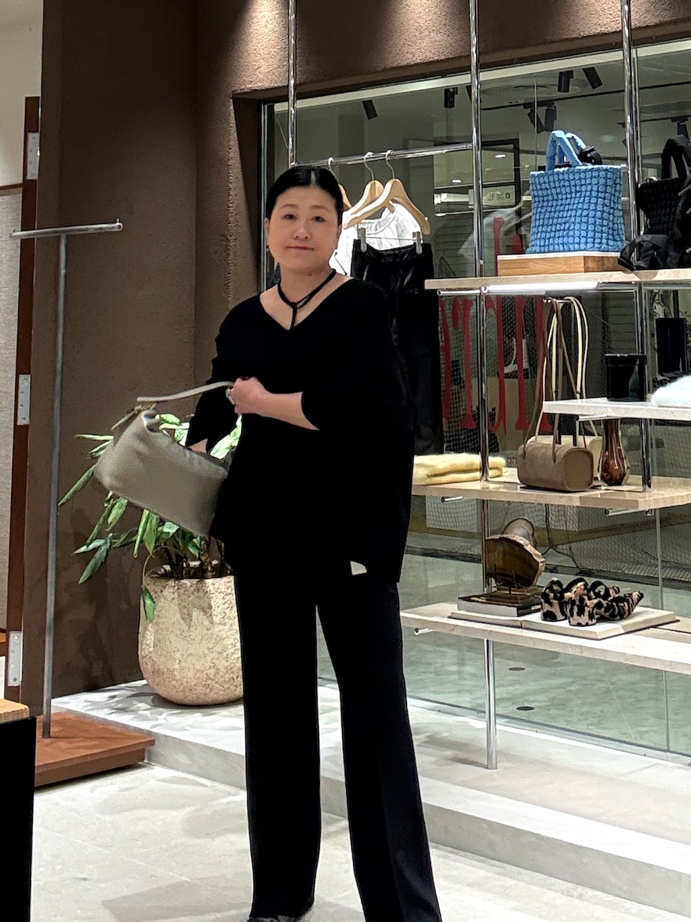 ブラック系のその他パンツ、ブラック系のニット/セーターを着用したレディースの秋コーディネートの3枚目の写真