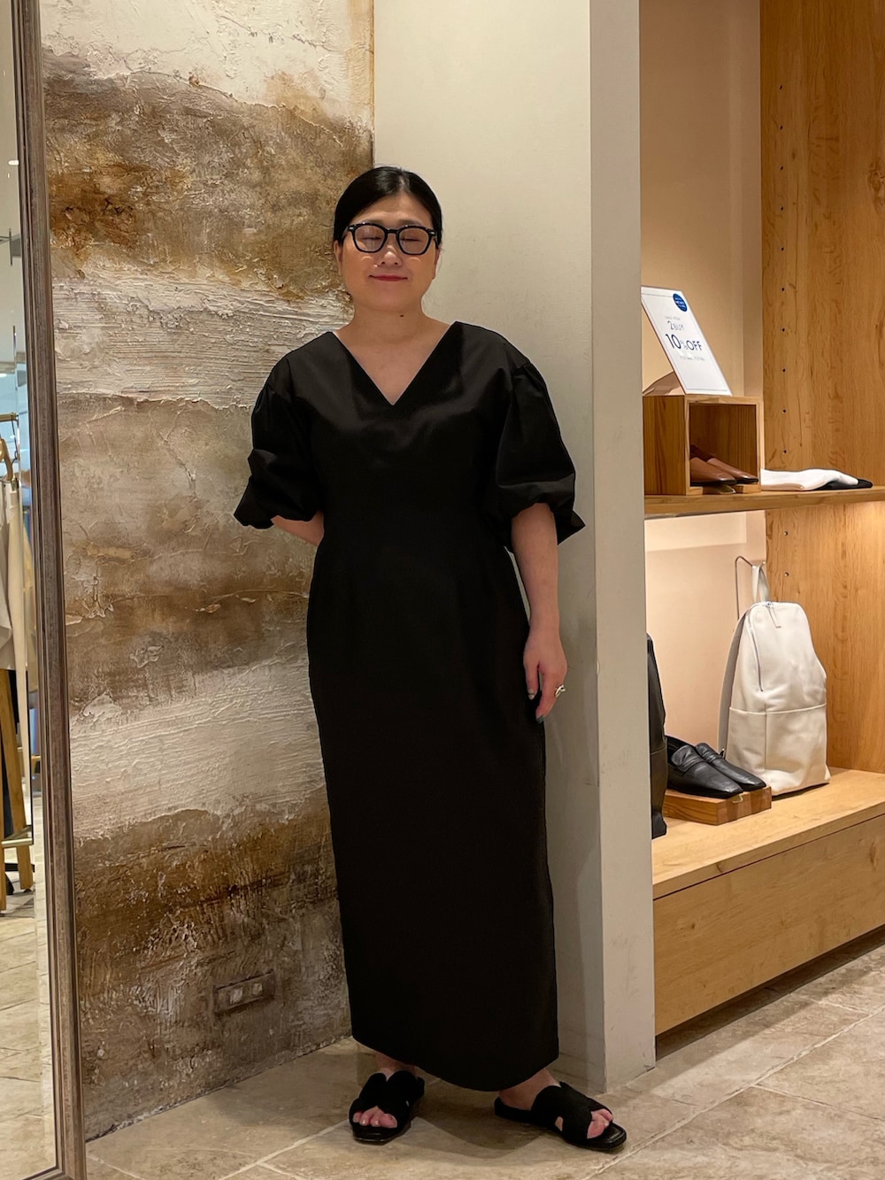 「シンプルコーデ、大人カジュアルコーデ、きれいめカジュアル、ブラックコーデ、ワントーンコーデ、ワンピーススタイル、オトナカジュアル、オンオフスタイル、オンオフ使える、30代コーデ、40代コーデ、アラフォーコーデ」｜「GALLARDAGALANTEのパフスリーブワンピース（ワンピース、ブラック系）」を使った、ggみきさん（レディース・153cm）の夏コーディネートの2枚目の写真