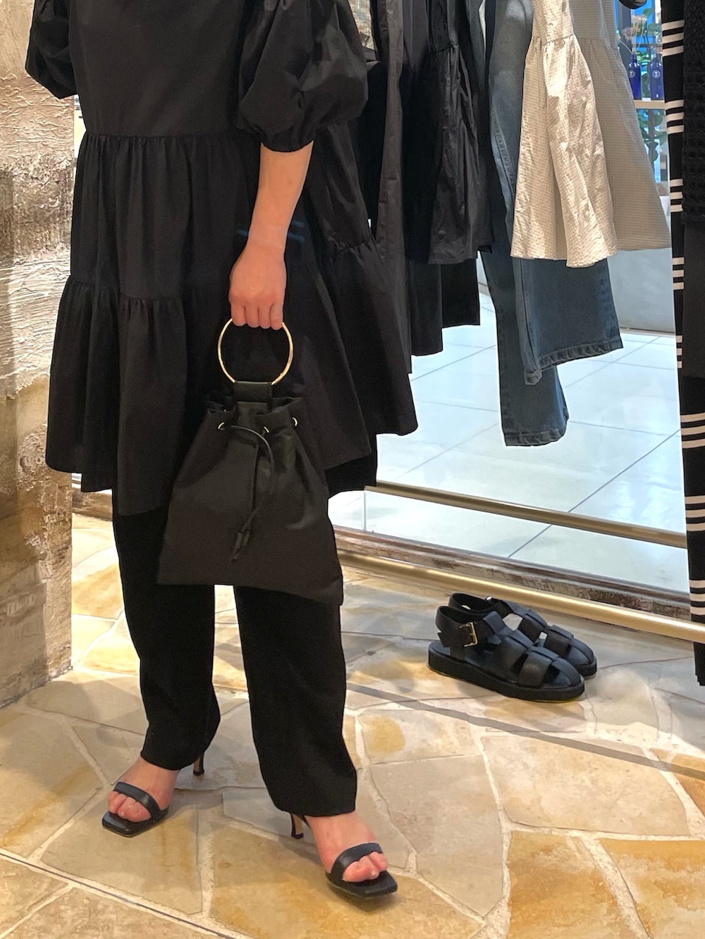 「ブラックコーデ、キレイめカジュアル、夏服コーデ、シンプル、ラクチンコーデ、夏服、40代ファッション、ガリャルダガランテ」｜「GALLARDAGALANTEのティアードチュニック（チュニック、ブラック系）」を使った、ggみきさん（レディース・153cm）の夏コーディネートの3枚目の写真