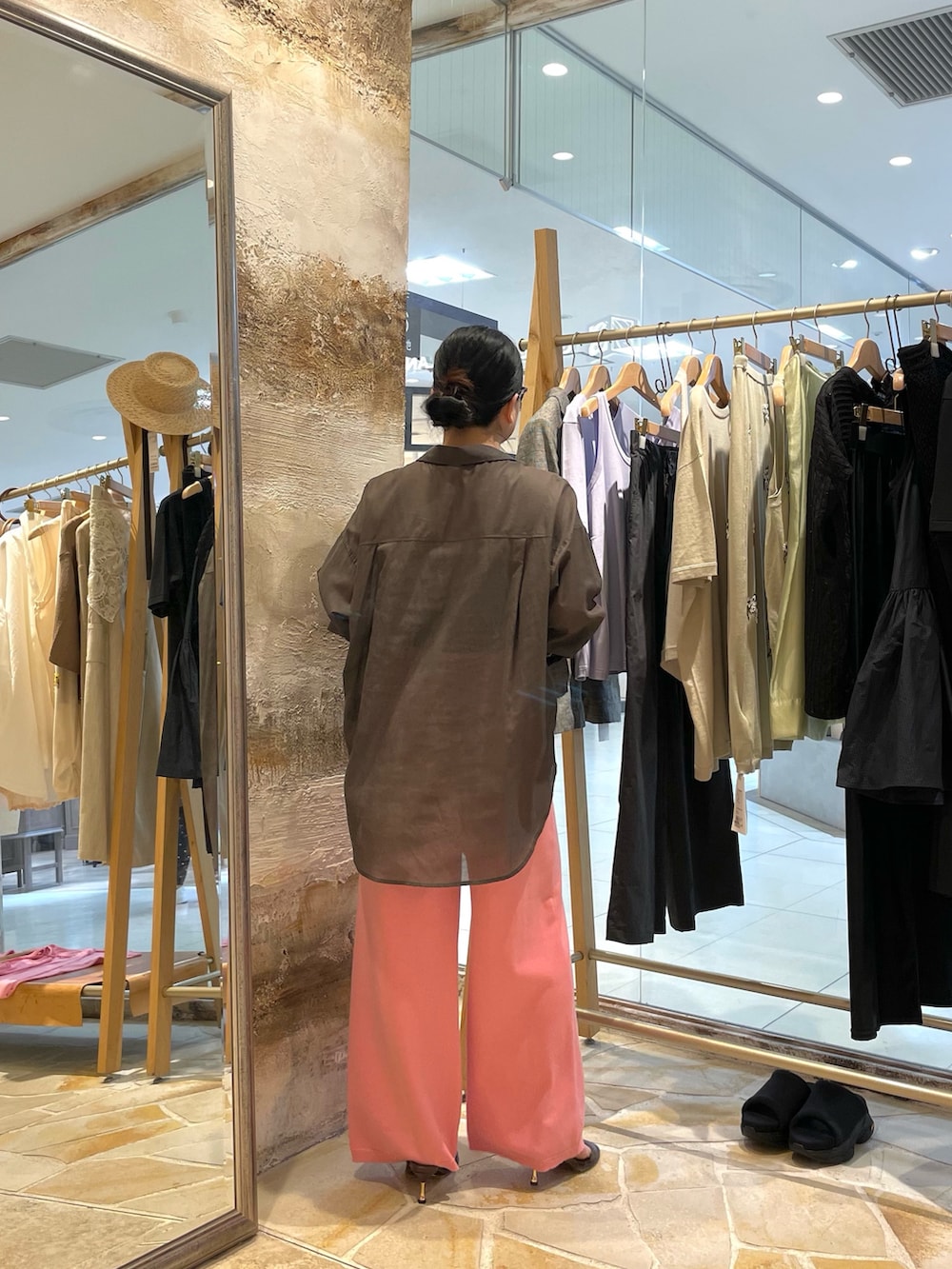 「GALLARDAGALANTEのローンシャツ（シャツ/ブラウス、グレー系）」を使った、ggみきさん（レディース・153cm）の夏コーディネートの3枚目の写真