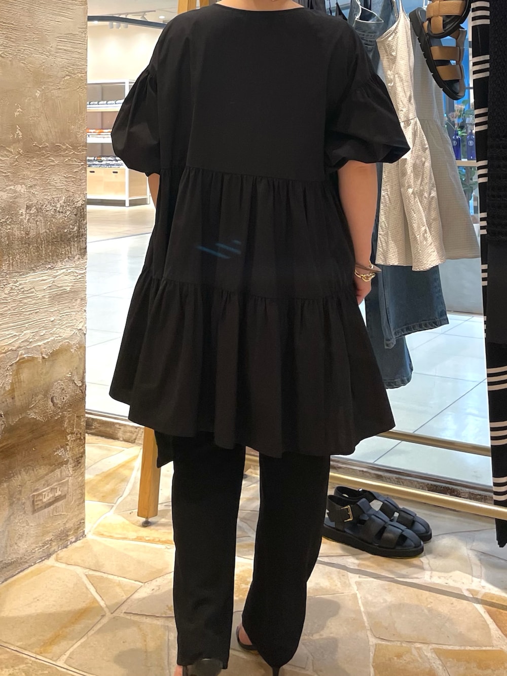 「ブラックコーデ、キレイめカジュアル、夏服コーデ、シンプル、ラクチンコーデ、夏服、40代ファッション、ガリャルダガランテ」｜「GALLARDAGALANTEのティアードチュニック（チュニック、ブラック系）」を使った、ggみきさん（レディース・153cm）の夏コーディネートの4枚目の写真