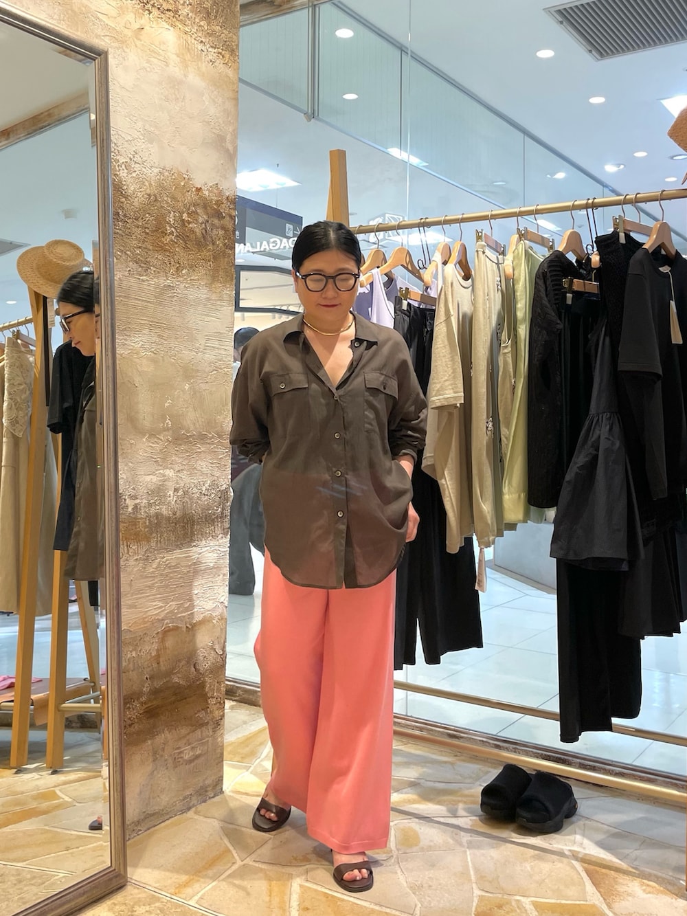 「GALLARDAGALANTEのローンシャツ（シャツ/ブラウス、グレー系）」を使った、ggみきさん（レディース・153cm）の夏コーディネートの4枚目の写真