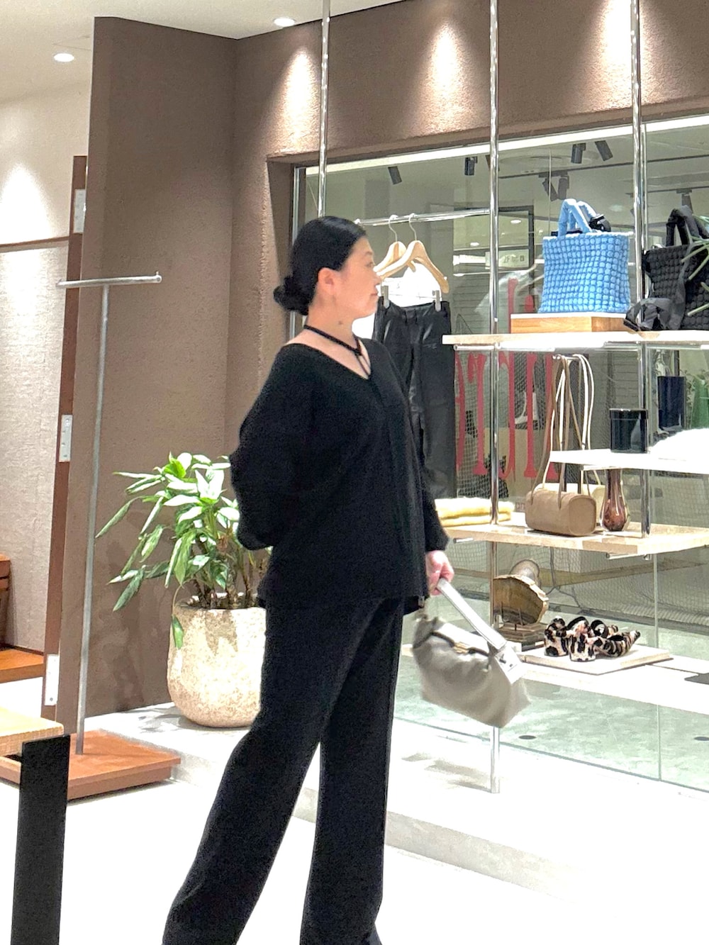 ブラック系のその他パンツ、ブラック系のニット/セーターを着用したレディースの秋コーディネートの2枚目の写真