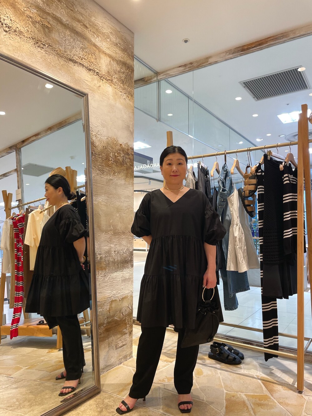「ブラックコーデ、キレイめカジュアル、夏服コーデ、シンプル、ラクチンコーデ、夏服、40代ファッション、ガリャルダガランテ」｜「GALLARDAGALANTEのティアードチュニック（チュニック、ブラック系）」を使った、ggみきさん（レディース・153cm）の夏コーディネートの2枚目の写真