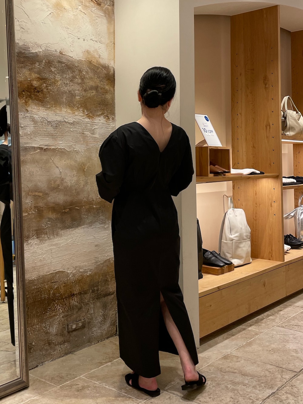 「シンプルコーデ、大人カジュアルコーデ、きれいめカジュアル、ブラックコーデ、ワントーンコーデ、ワンピーススタイル、オトナカジュアル、オンオフスタイル、オンオフ使える、30代コーデ、40代コーデ、アラフォーコーデ」｜「GALLARDAGALANTEのパフスリーブワンピース（ワンピース、ブラック系）」を使った、ggみきさん（レディース・153cm）の夏コーディネートの3枚目の写真