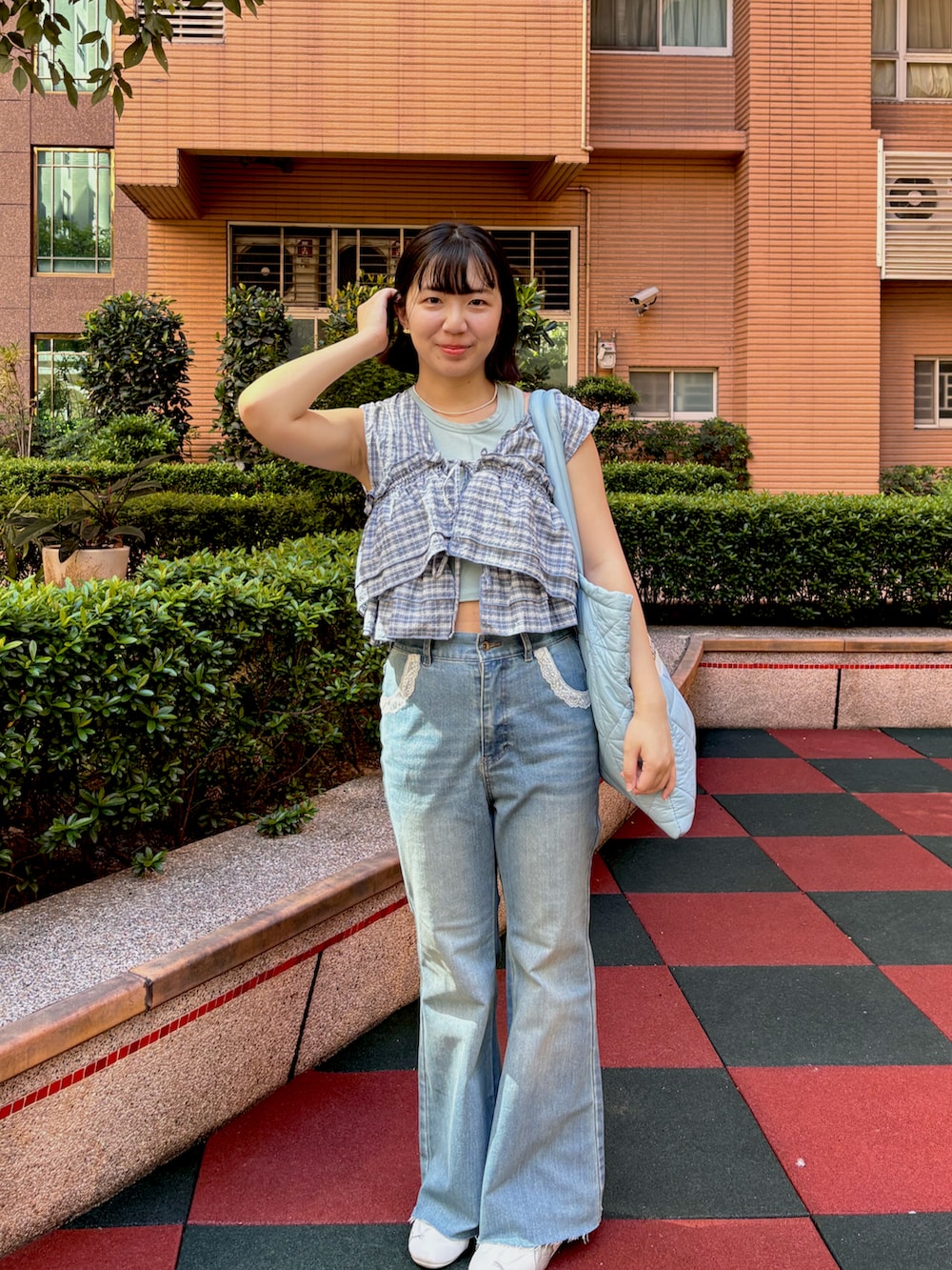 ブルー系のデニムパンツ、ブルー系のシャツ/ブラウス、ブルー系のショルダーバッグを着用したレディースの夏コーディネートの2枚目の写真