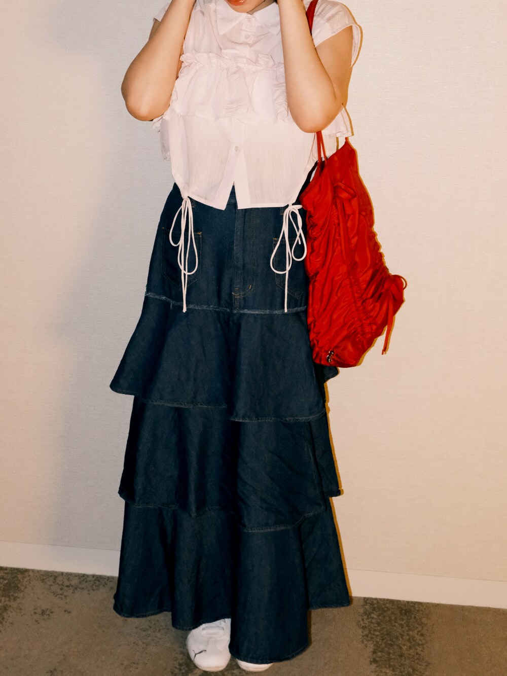 ピンク系のシャツ/ブラウス、ブルー系のデニムスカート、ホワイト系のその他シューズを着用したレディースの夏コーディネートの2枚目の写真