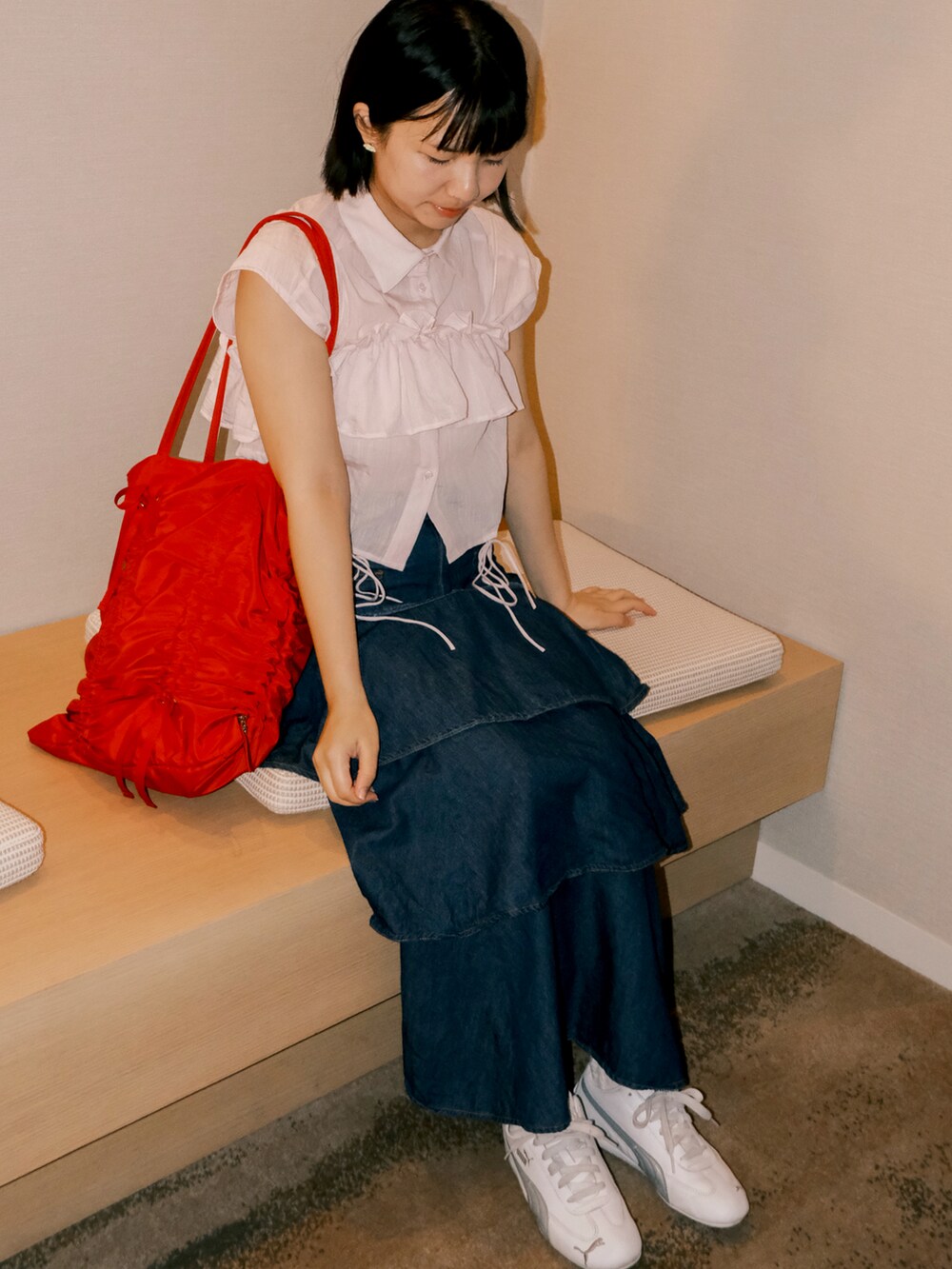 ピンク系のシャツ/ブラウス、ブルー系のデニムスカート、ホワイト系のその他シューズを着用したレディースの夏コーディネートの3枚目の写真