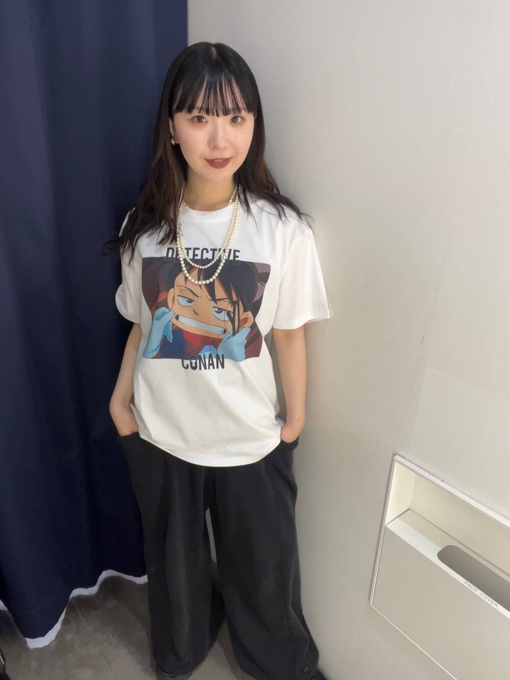 ブラック系のスウェットパンツ、ホワイト系のTシャツ/カットソー、その他のネックレスを着用したレディースの春コーディネートの4枚目の写真