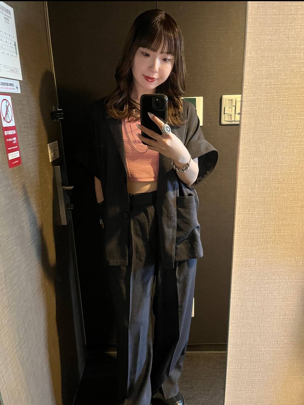 ブラック系のスニーカー、グレー系のスラックス、グレー系のテーラードジャケットを着用したレディースの夏コーディネートの2枚目の写真