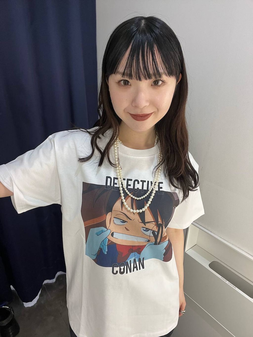 ブラック系のスウェットパンツ、ホワイト系のTシャツ/カットソー、その他のネックレスを着用したレディースの春コーディネートの3枚目の写真