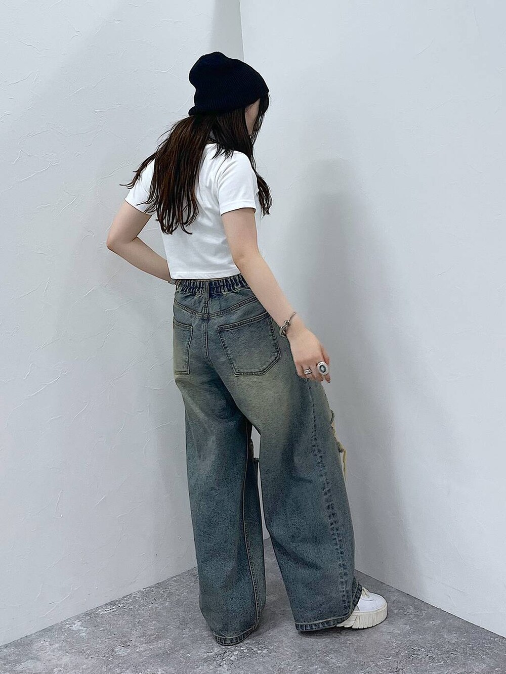 ホワイト系のTシャツ/カットソー、ブルー系のデニムパンツを着用したレディースの夏コーディネートの4枚目の写真