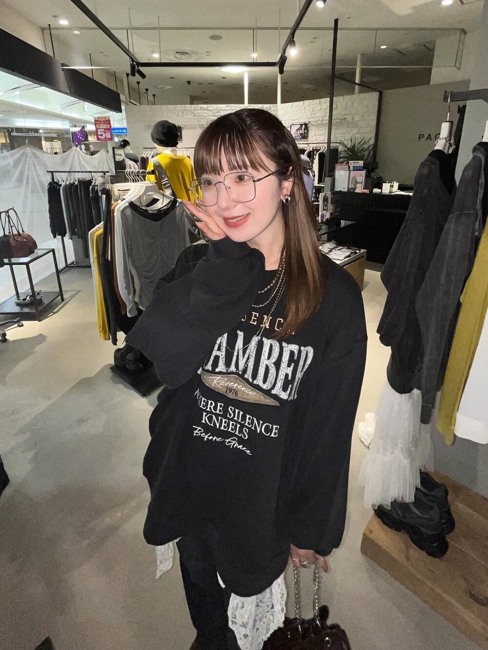 ブラック系のブーツ、ブルー系のデニムパンツ、ブラウン系のショルダーバッグを着用したレディースの秋コーディネートの3枚目の写真