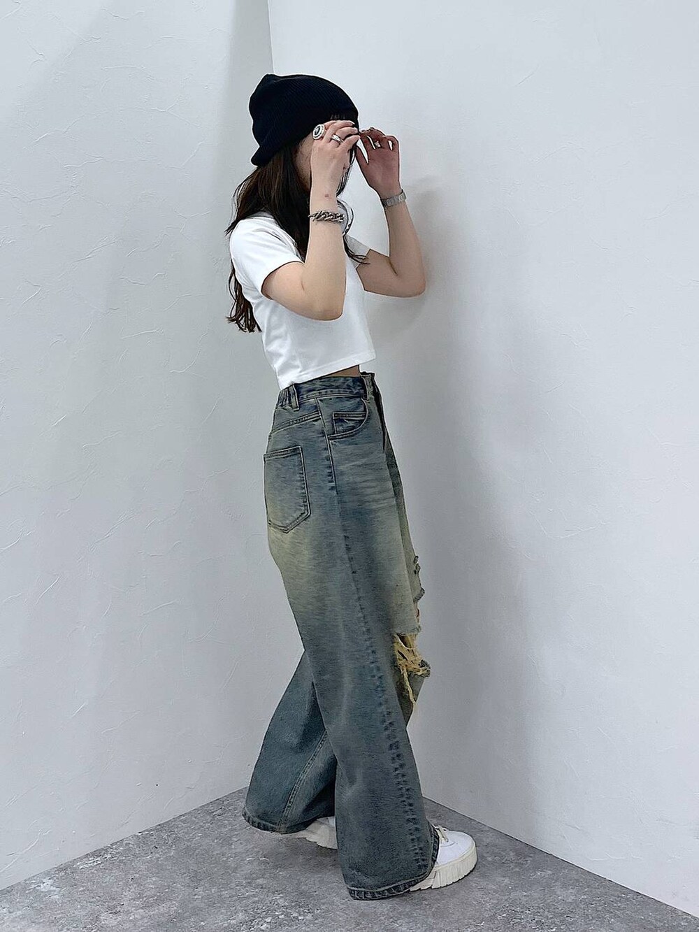 ホワイト系のTシャツ/カットソー、ブルー系のデニムパンツを着用したレディースの夏コーディネートの2枚目の写真