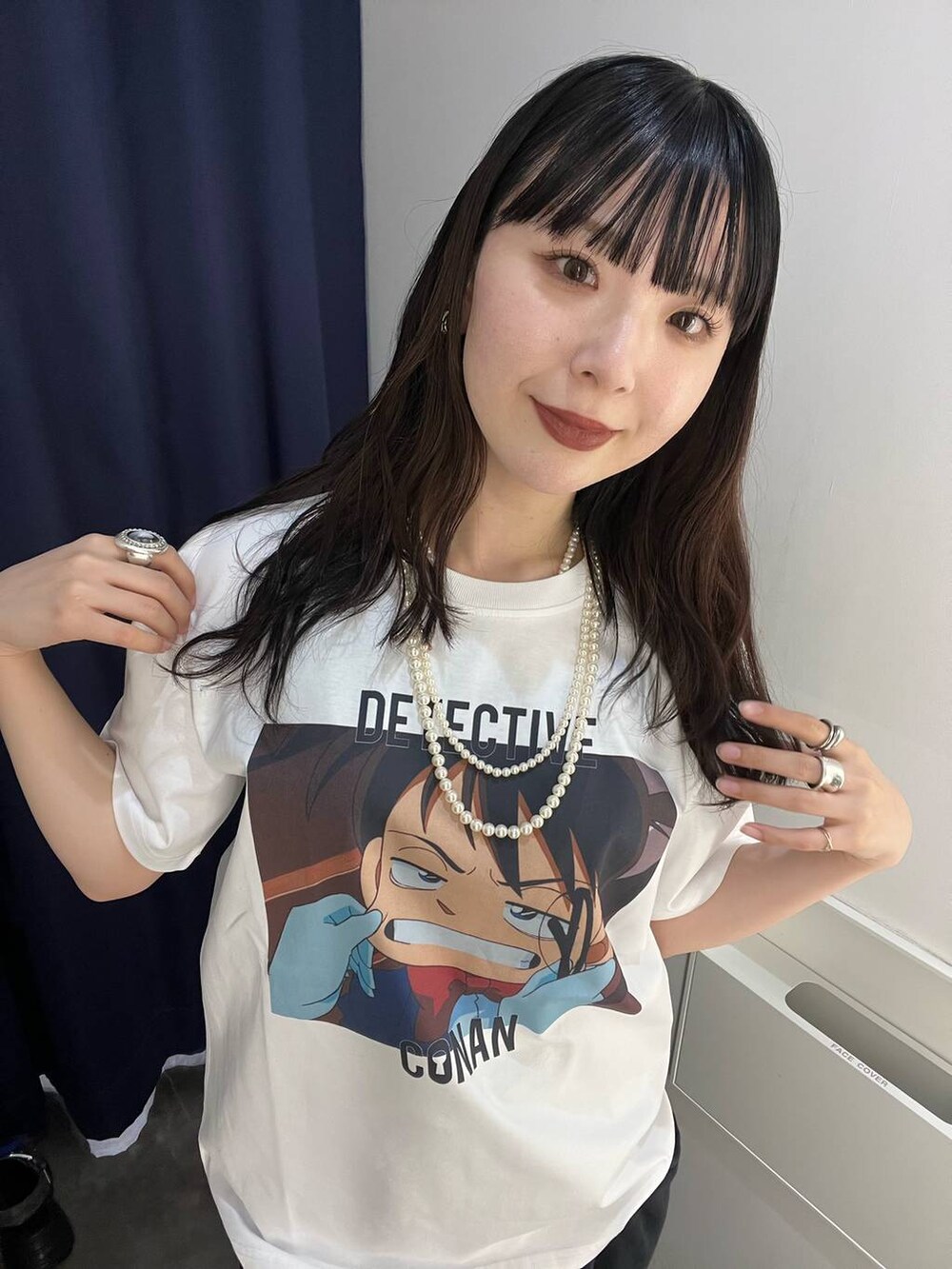 ブラック系のスウェットパンツ、ホワイト系のTシャツ/カットソー、その他のネックレスを着用したレディースの春コーディネートの2枚目の写真