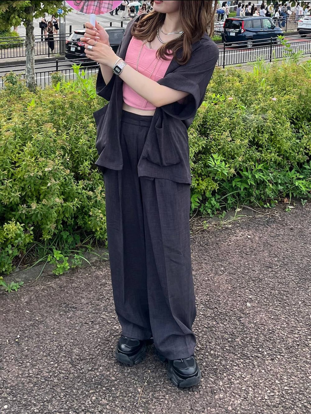 ブラック系のスニーカー、グレー系のスラックス、グレー系のテーラードジャケットを着用したレディースの夏コーディネートの3枚目の写真