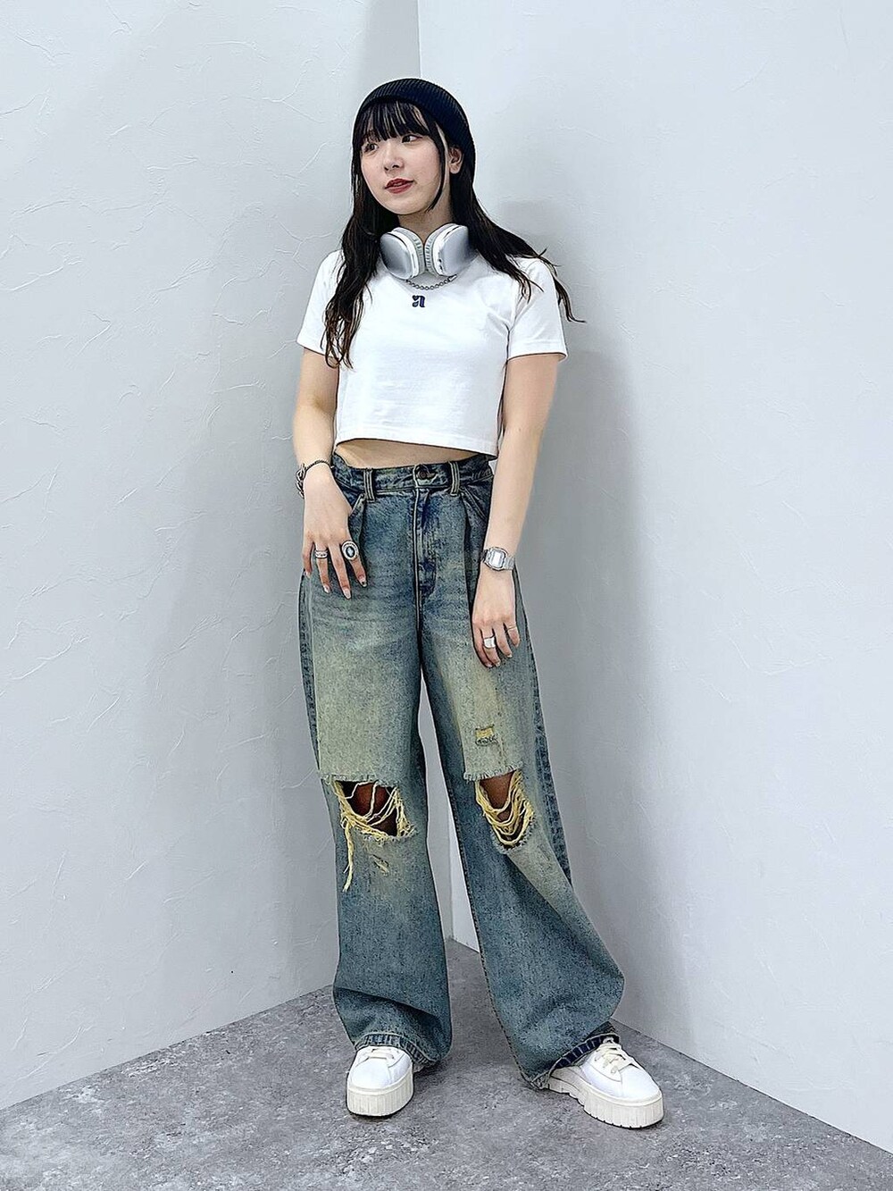 ホワイト系のTシャツ/カットソー、ブルー系のデニムパンツを着用したレディースの夏コーディネートの3枚目の写真