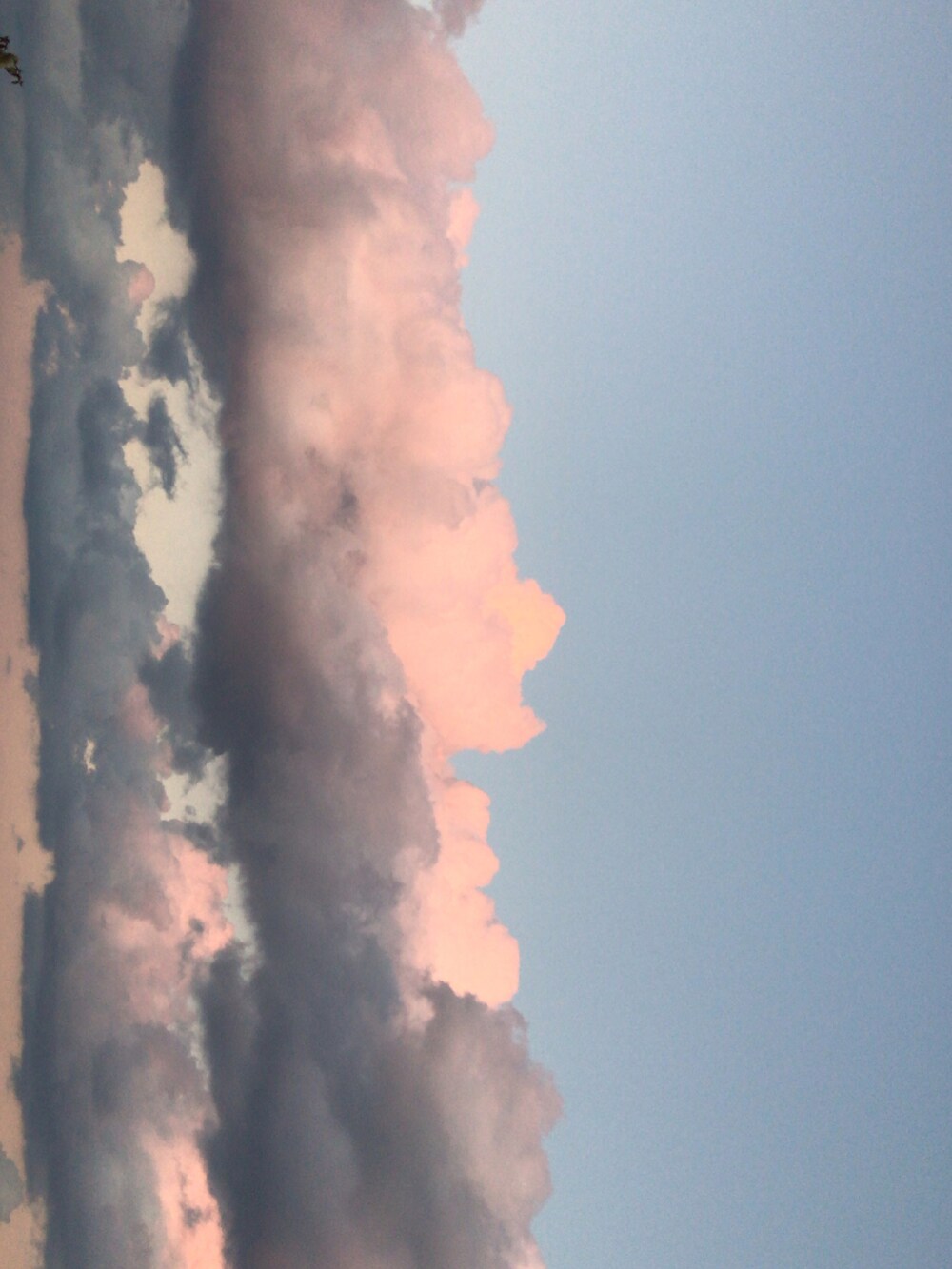 グリーン系のその他を着用したメンズの秋コーディネートの3枚目の写真