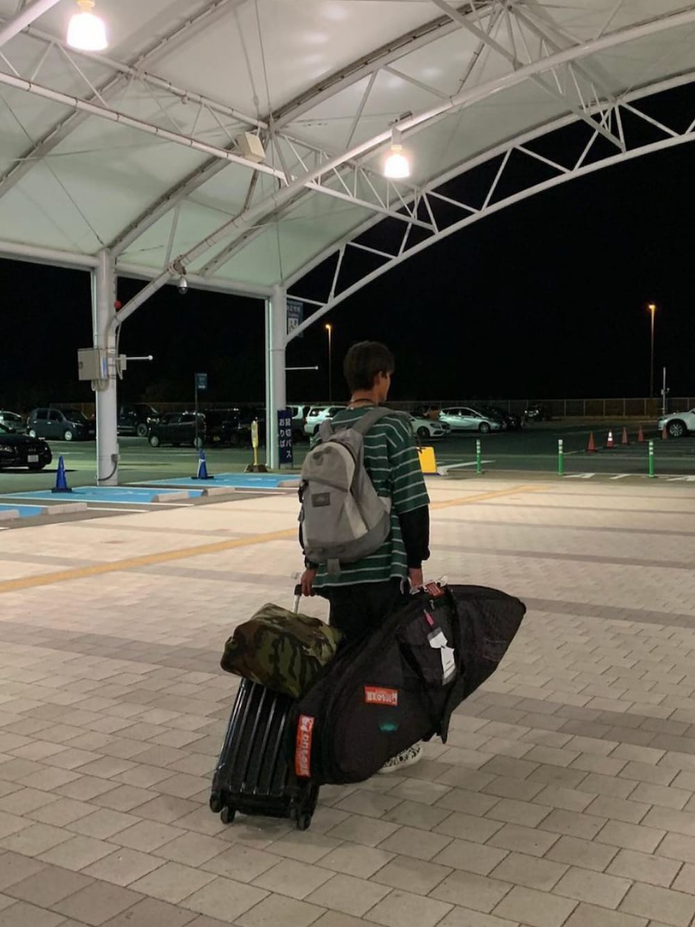 グレー系のバックパック/リュックを着用したメンズの秋コーディネートの2枚目の写真