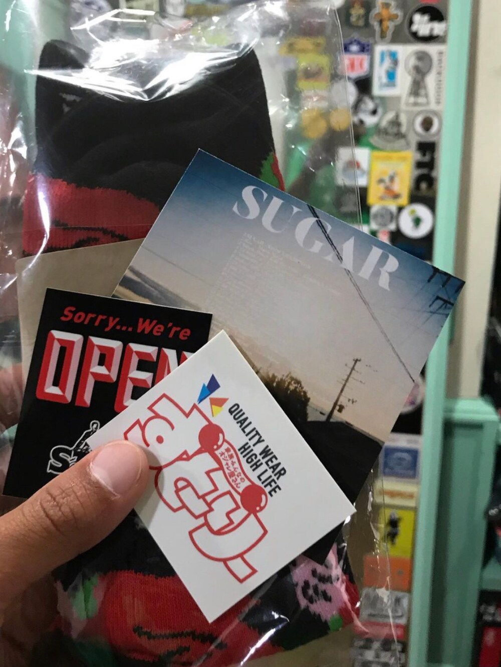 ホワイト系のスニーカーを着用したメンズの秋コーディネートの3枚目の写真