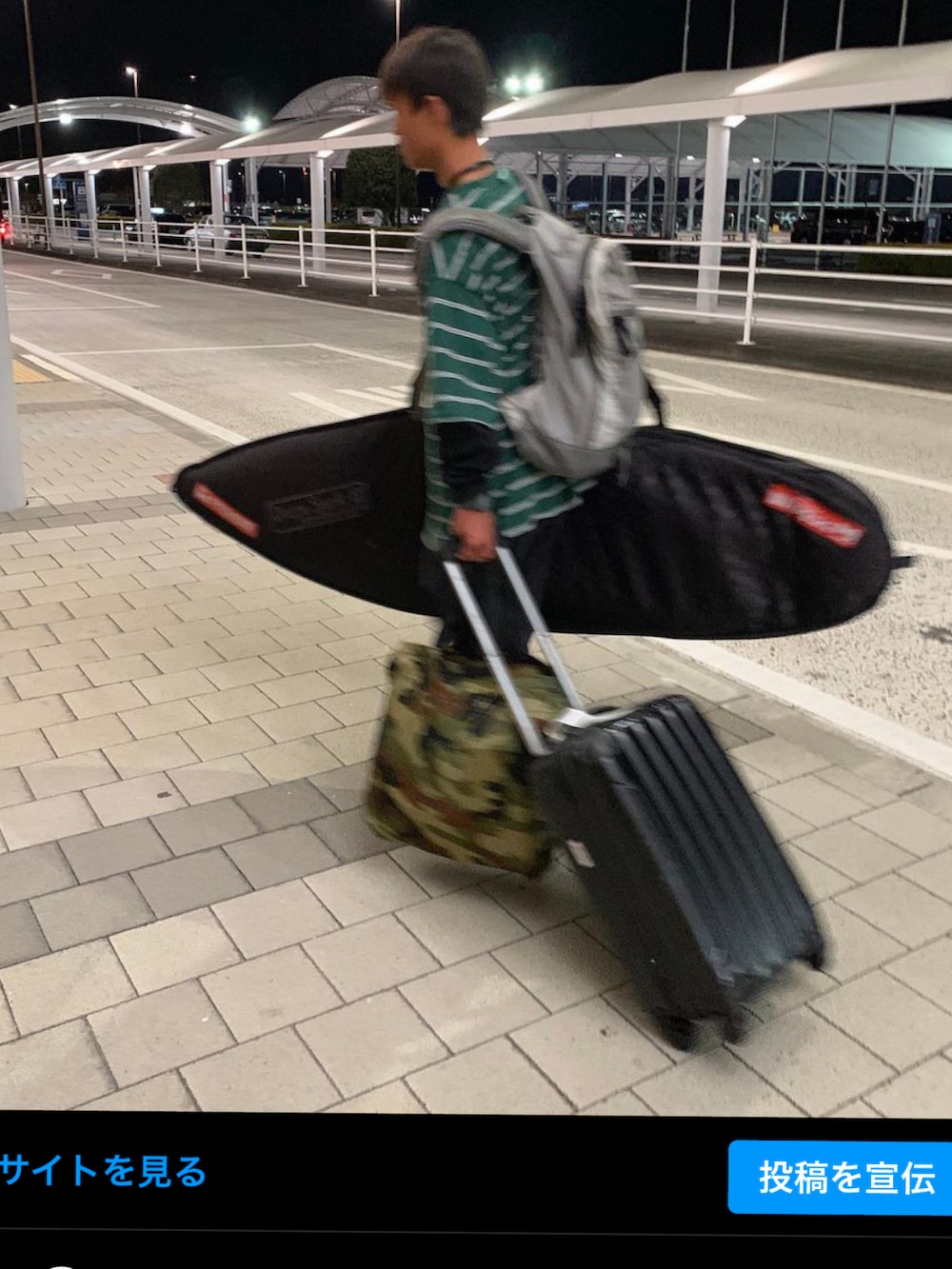 グレー系のバックパック/リュックを着用したメンズの秋コーディネートの3枚目の写真