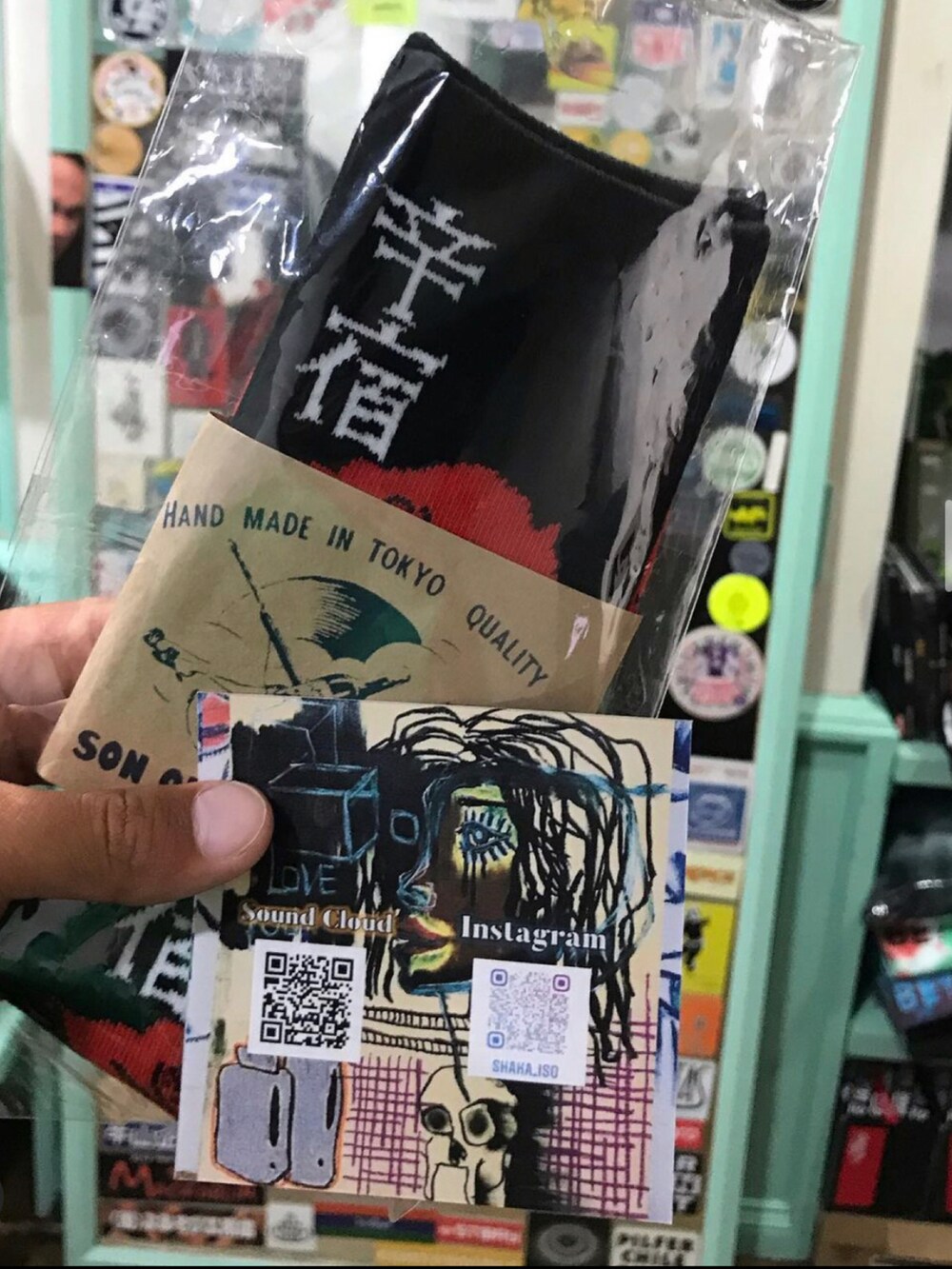 ホワイト系のスニーカーを着用したメンズの秋コーディネートの2枚目の写真