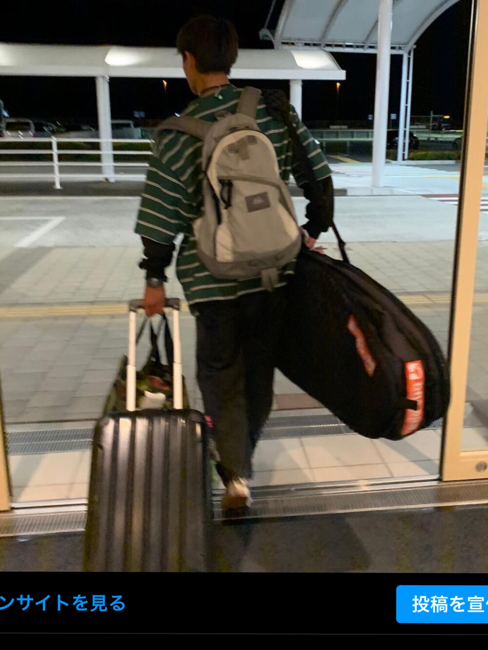 グレー系のバックパック/リュックを着用したメンズの秋コーディネートの4枚目の写真