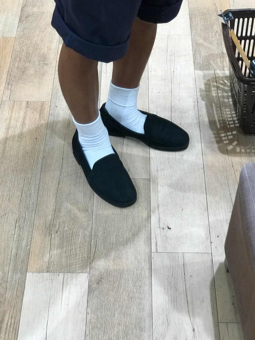 ブラック系のローファーを着用したメンズの秋コーディネートの2枚目の写真