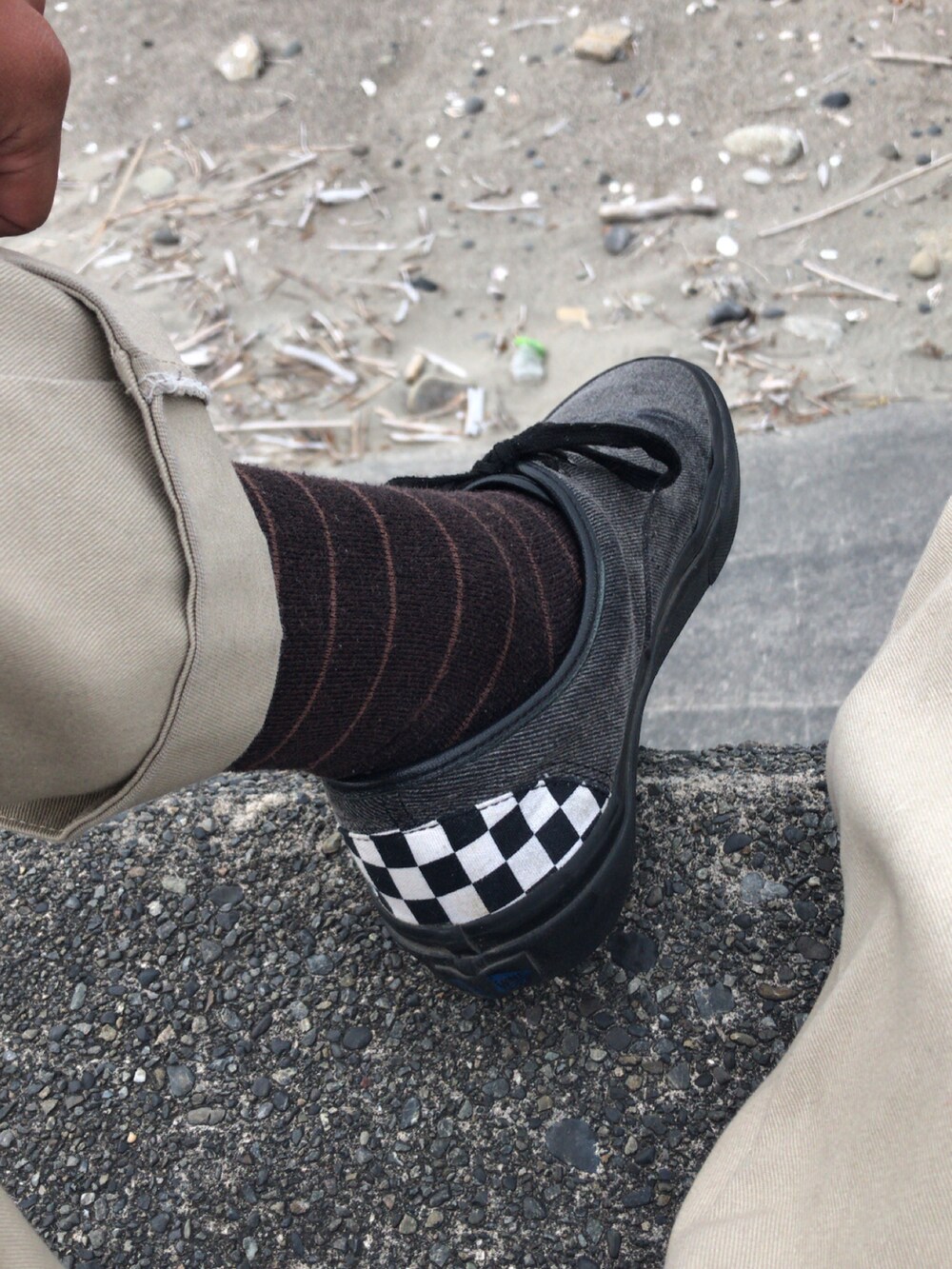 グレー系のスニーカーを着用したメンズの秋コーディネートの3枚目の写真