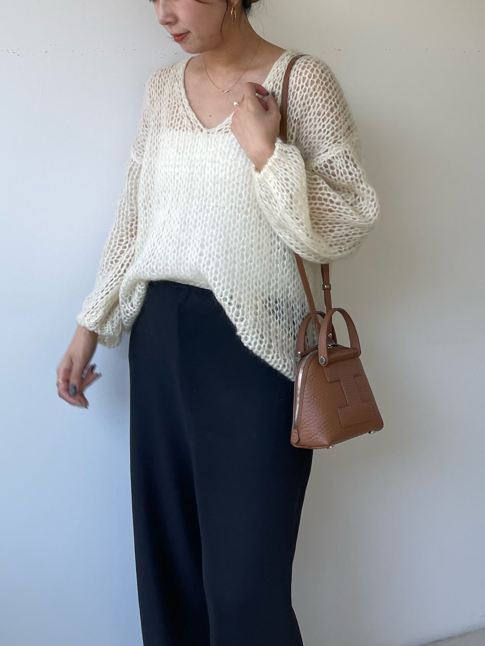 イエロー系のトートバッグを着用したレディースの冬コーディネートの2枚目の写真