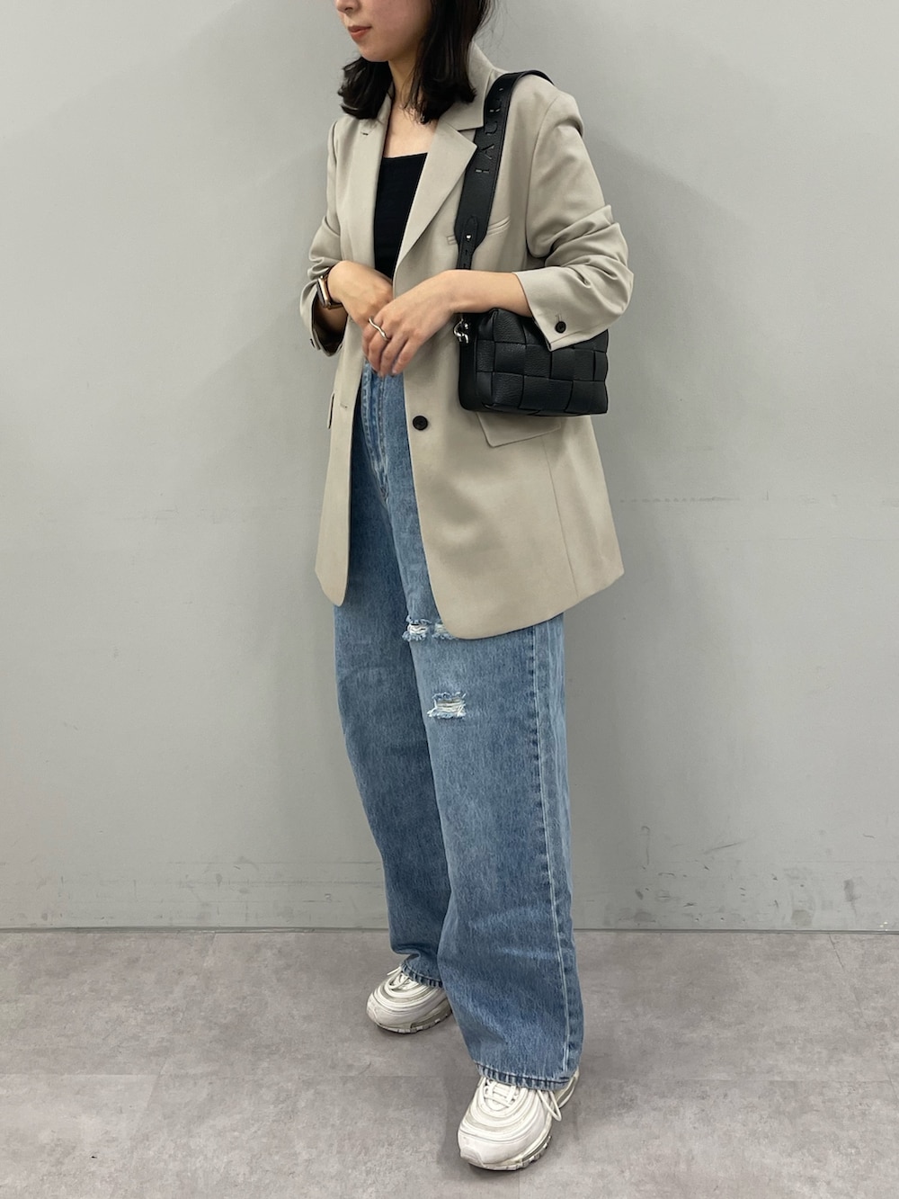 「きれいめカジュアル、ラクチンコーデ、パンツスタイル、大人カジュアル、デニムコーデ、スニーカー、スニーカーコーデ、スニーカー女子、ナイキスニーカー、ジャケット、ジャケットスタイル、ミニバッグ、ショルダーバッグ、デニム、デニムパンツ」｜「IACUCCIの《 23SS 》ベルタ XS CERVO（ショルダーバッグ、ブラック系）」を使った、ma_suzu_さん（レディース・162cm）の冬コーディネートの2枚目の写真