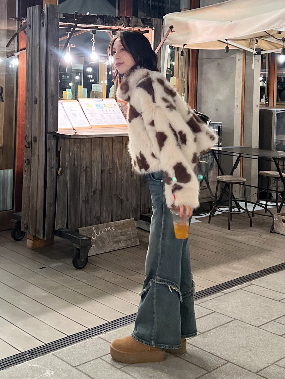 その他のデニムパンツ、ブラウン系のブーツ、ベージュ系のその他アウターを着用したレディースの冬コーディネートの3枚目の写真