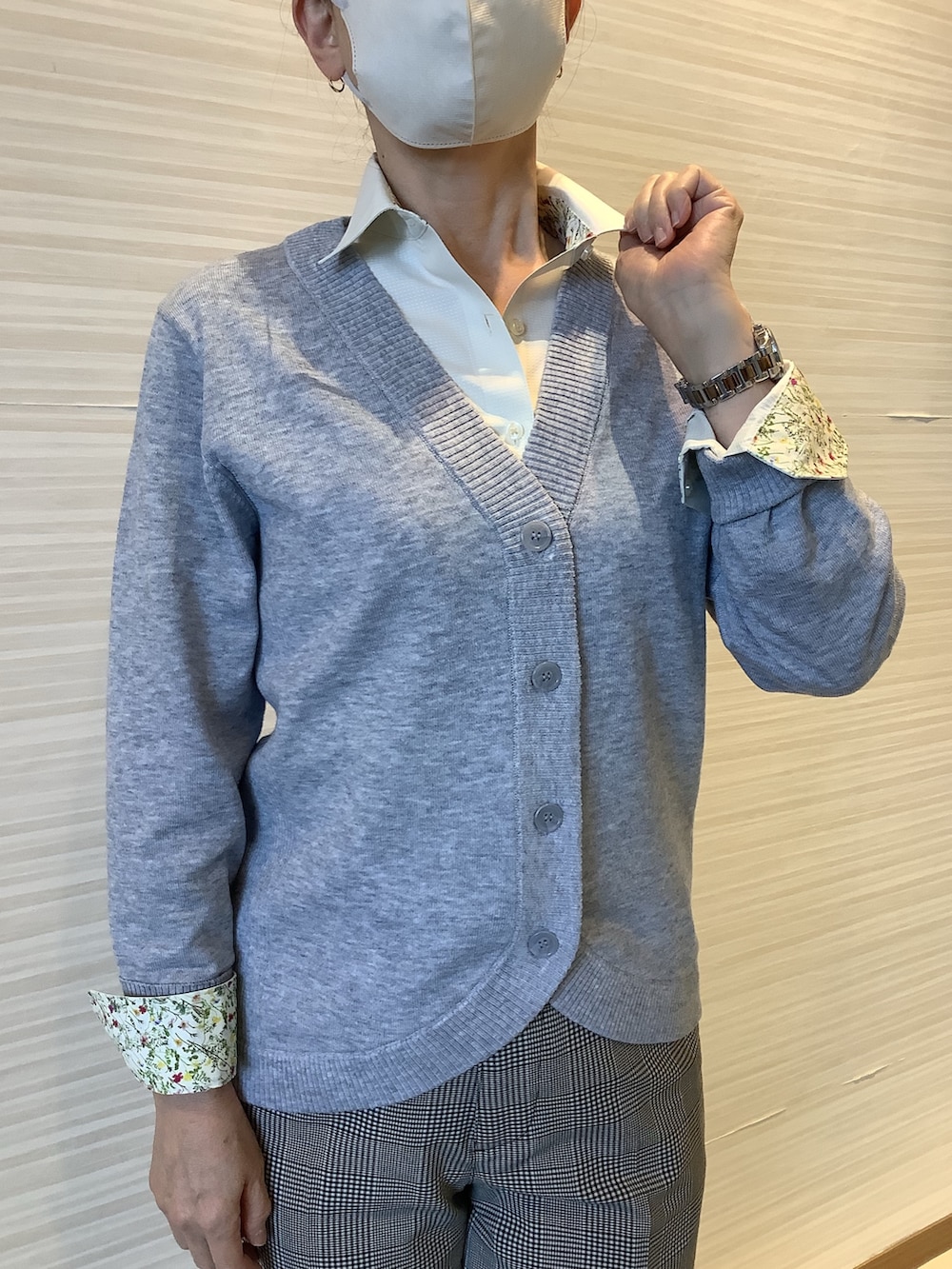 イエロー系のビジネスシャツ、グレー系のカーディガン/ボレロを着用したレディースの春コーディネートの2枚目の写真