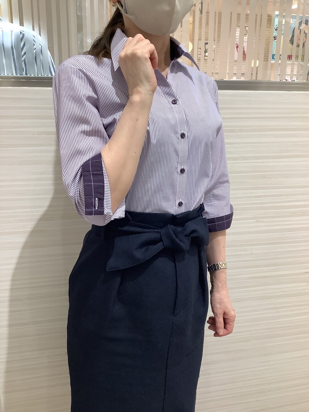 「東京シャツ、BRICK HOUSE by Tokyo Shirts、七分袖、ビジネススタイル、ビジネスコーデ、スカートスタイル、シャツスタイル、パープルシャツ、シャツコーデ」｜「TOKYO SHIRTSの形態安定ノーアイロン スキッパー 7分袖ビジネスワイシャツ（ビジネスシャツ、パープル系）」を使った、SHIRTS PLAZA 長崎みらいココウォーク店さん（レディース・164cm）の春コーディネートの2枚目の写真