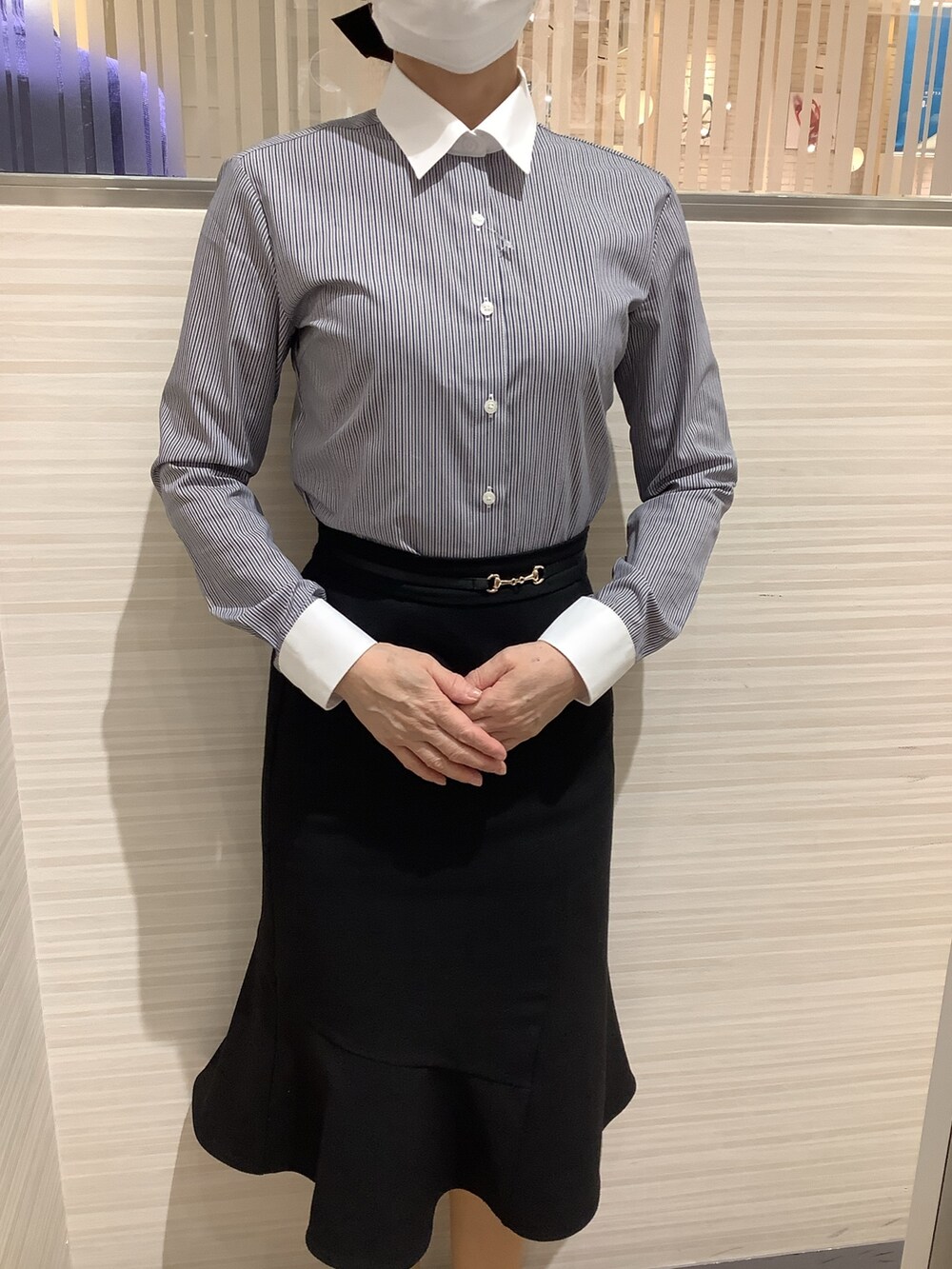 「BRICK HOUSE by Tokyo Shirts、東京シャツ、ビジネスコーデ、ビジネススタイル、長袖シャツ、クレリックシャツ、オフィススタイル、スカートコーデ、シャツコーデ」｜「TOKYO SHIRTSの形態安定ノーアイロン レギュラー 長袖ビジネスワイシャツ（ビジネスシャツ、ブラウン系）」を使った、SHIRTS PLAZA 長崎みらいココウォーク店さん（レディース・164cm）の秋コーディネートの2枚目の写真