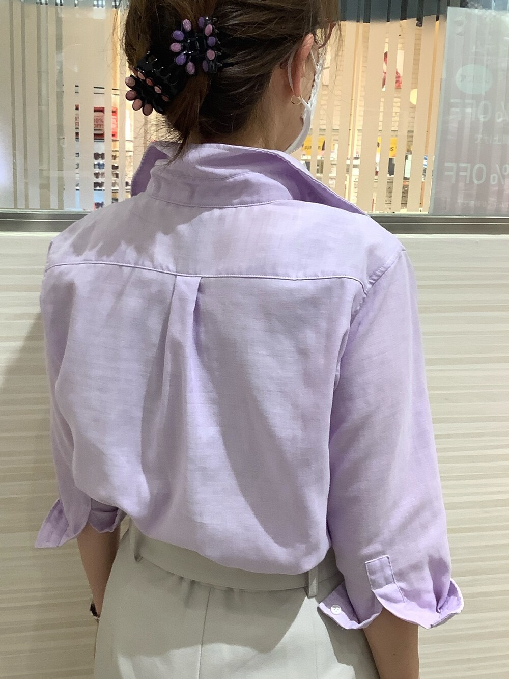 パープル系のシャツ/ブラウスを着用したレディースの夏コーディネートの3枚目の写真