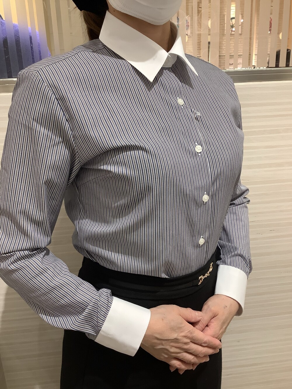 「BRICK HOUSE by Tokyo Shirts、東京シャツ、ビジネスコーデ、ビジネススタイル、長袖シャツ、クレリックシャツ、オフィススタイル、スカートコーデ、シャツコーデ」｜「TOKYO SHIRTSの形態安定ノーアイロン レギュラー 長袖ビジネスワイシャツ（ビジネスシャツ、ブラウン系）」を使った、SHIRTS PLAZA 長崎みらいココウォーク店さん（レディース・164cm）の秋コーディネートの3枚目の写真