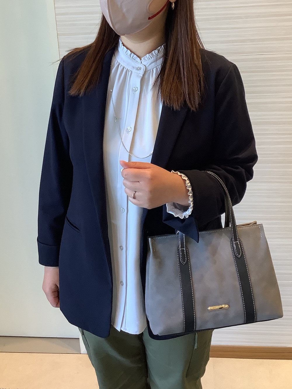 グレー系のシャツ/ブラウスを着用したレディースの冬コーディネートの2枚目の写真