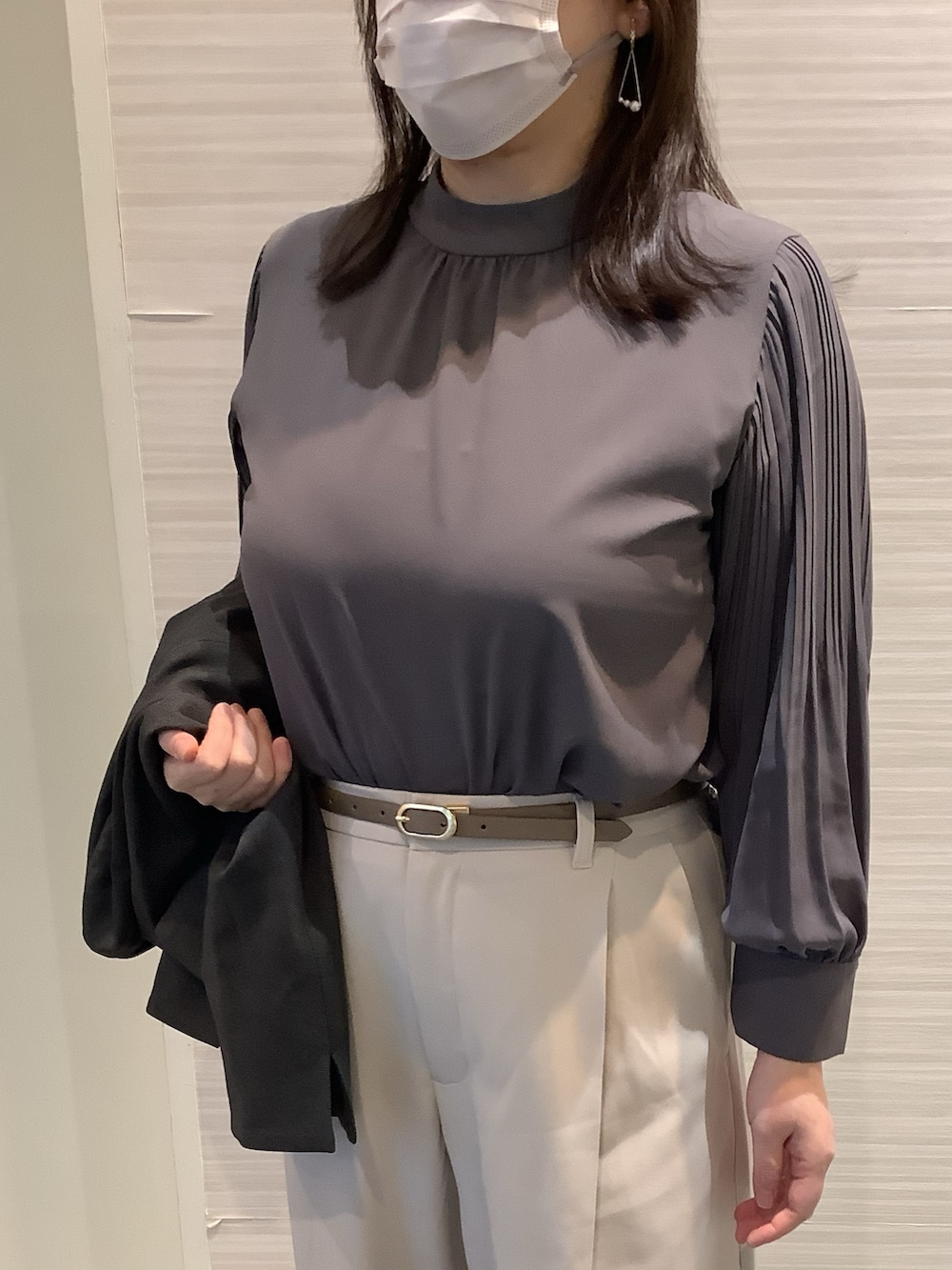 グレー系のノーカラージャケット、グレー系のシャツ/ブラウスを着用したレディースの秋コーディネートの2枚目の写真