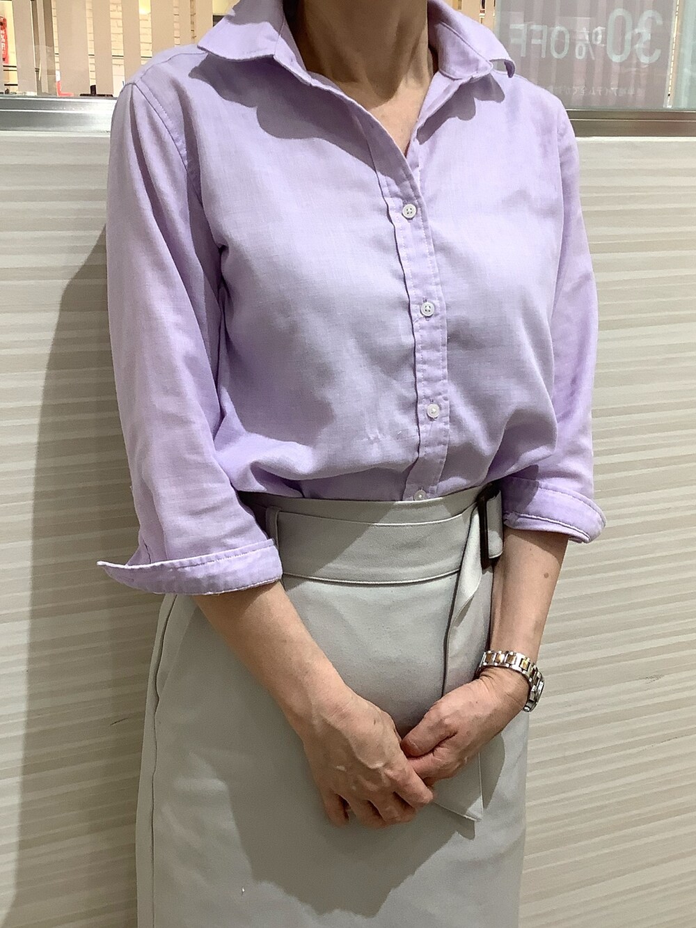 パープル系のシャツ/ブラウスを着用したレディースの夏コーディネートの2枚目の写真