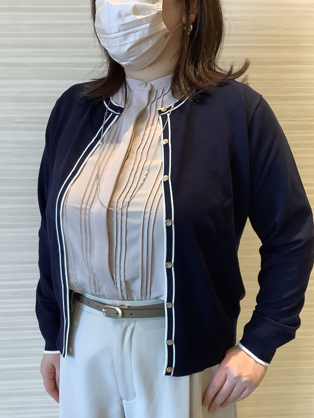 ブルー系のカーディガン/ボレロ、ベージュ系のシャツ/ブラウスを着用したレディースの春コーディネートの2枚目の写真