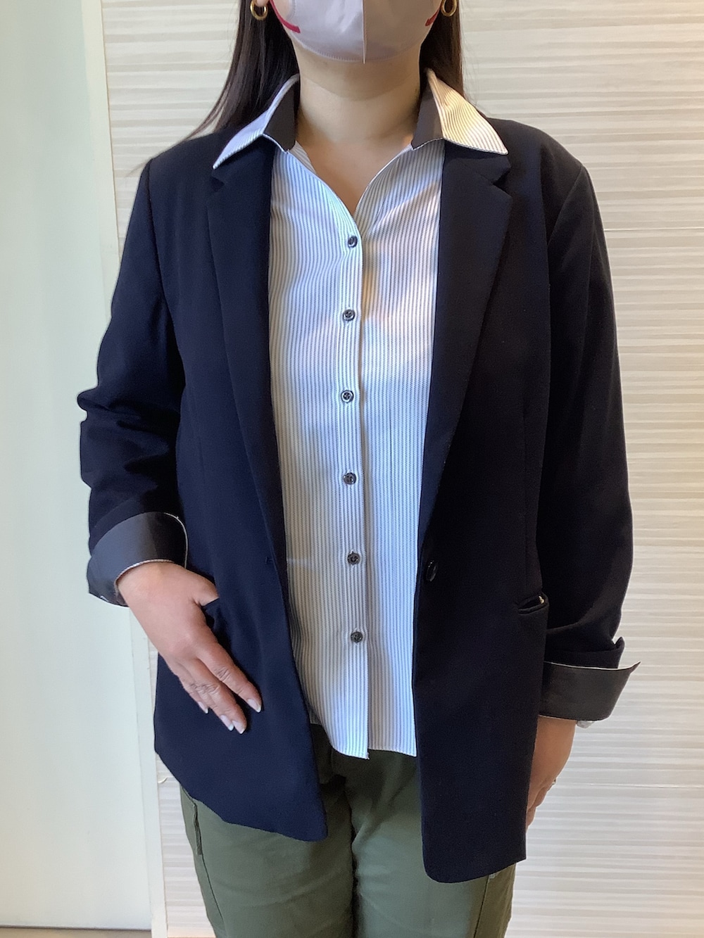 グレー系のビジネスシャツを着用したレディースの春コーディネートの2枚目の写真