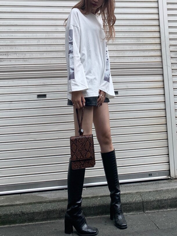 その他のハンドバッグを着用したレディースの秋コーディネートの5枚目の写真