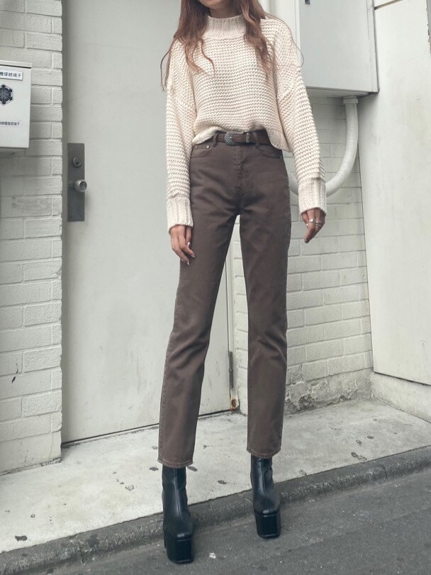 ブラウン系のデニムパンツ、ブラウン系のベルトを着用したレディースの秋コーディネートの2枚目の写真