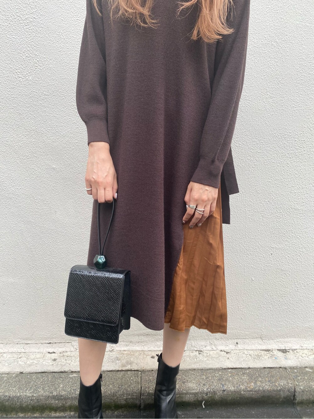 ブラック系のハンドバッグを着用したレディースの秋コーディネートの2枚目の写真
