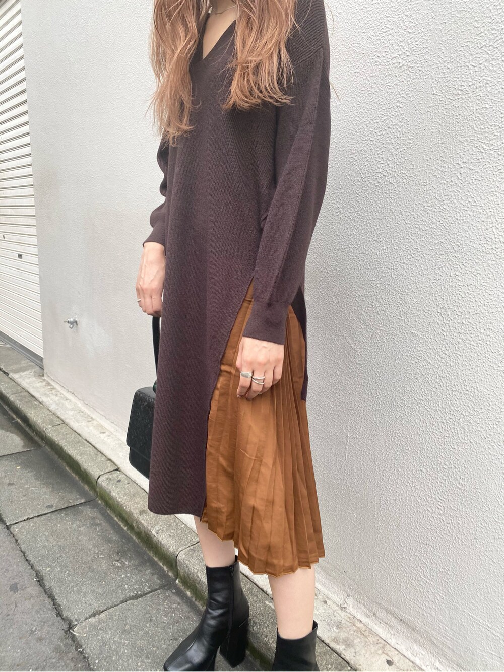 ブラック系のハンドバッグを着用したレディースの秋コーディネートの3枚目の写真